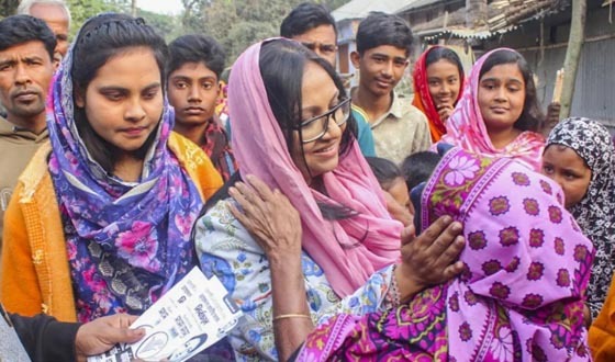 বিএনপি প্রার্থীর গণসংযোগে নারী-পুরুষের অংশগ্রহণ