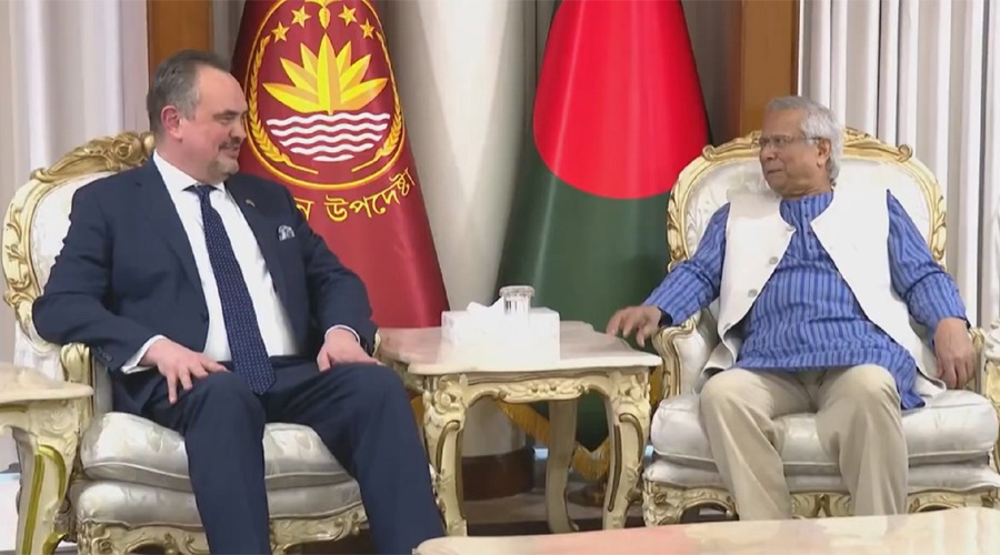 এবারের নির্বাচন হবে ভবিষ্যতের জন্য মানদণ্ড: মার্কিন রাষ্ট্রদূতকে প্রধান উপদেষ্টা