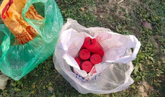 গোমস্তাপুরে ৮টি ককটেল সাদৃশ্য বস্তু উদ্ধার