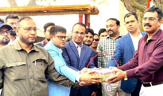 হিলি সীমান্তে আন্তর্জাতিক কাস্টমসের শুভেচ্ছা বিনিময়