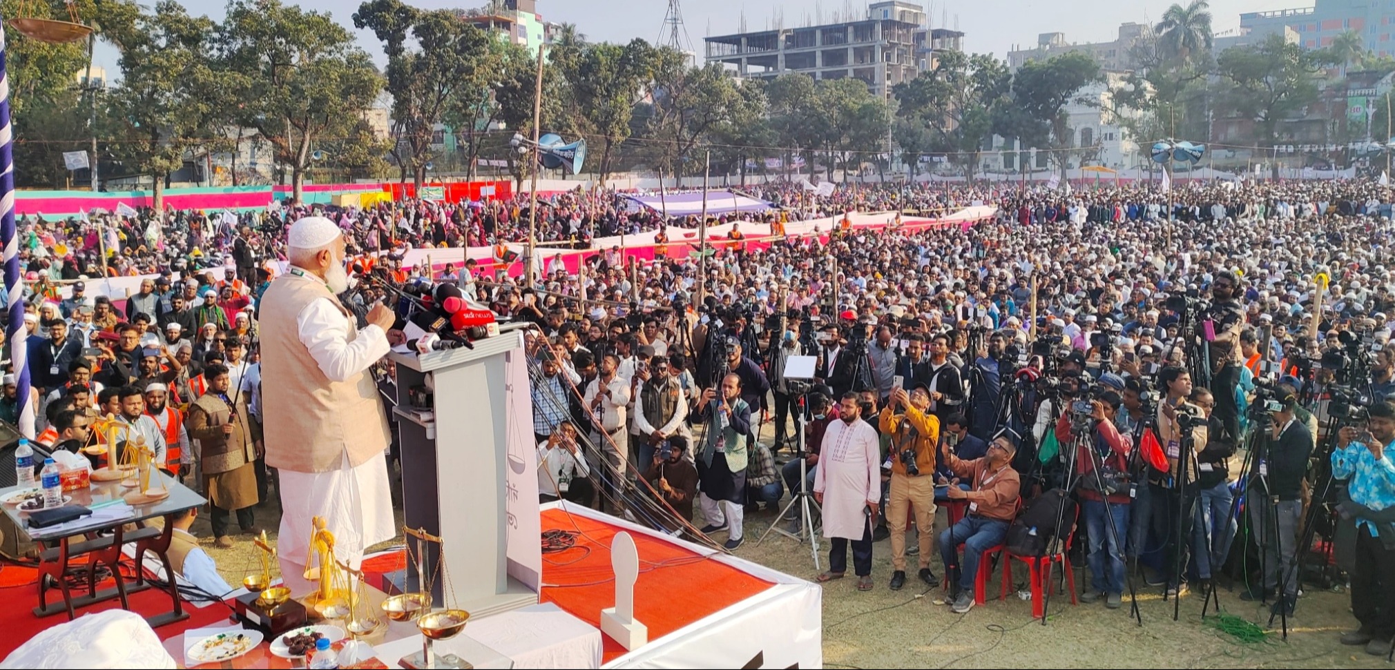 এক দিকে দিচ্ছে ফ্যামিলি কার্ড, অন্যদিকে মায়েদের গাঁয়ে হাত: জামায়াত আমির