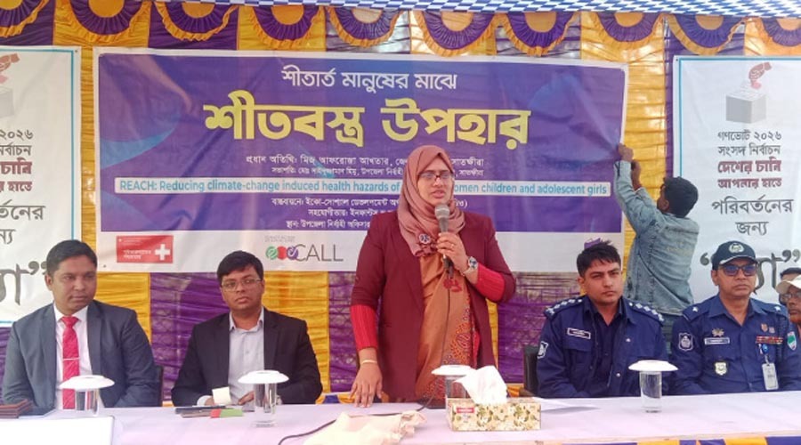 আশাশুনিতে জেলা প্রশাসকের উপরকরণ বিতরণ