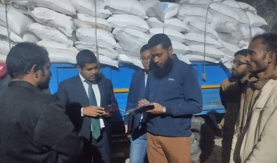 গাইবান্ধায় পাচারকালে ২০০ বস্তা সার জব্দ