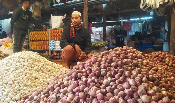 হিলিতে পেঁয়াজের দাম কমেছে কেজিতে ১০ টাকা