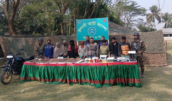 মুলাদীতে অস্ত্র ও হাতবোমা উদ্ধারের ঘটনায় ২৫ জনের বিরুদ্ধে মামলা