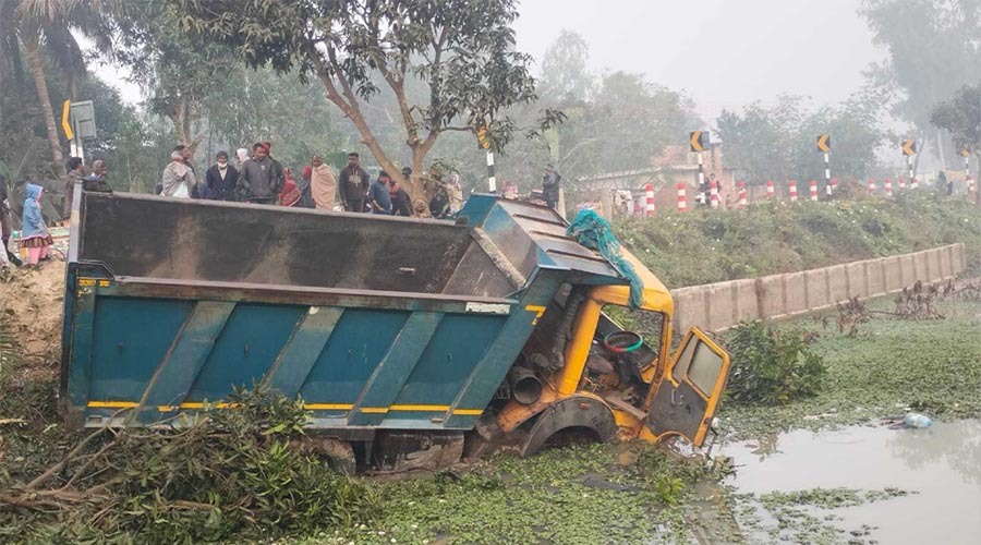 নওগাঁর মহাদেবপুরে ডাম্প ট্রাকের চাপায় ভ্যানে থাকা পাঁচ যাত্রী নিহত