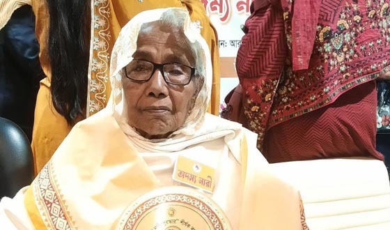 অদম্য নারী পুরস্কার পেলেন দিনাজপুরের নূরবানু কবীর