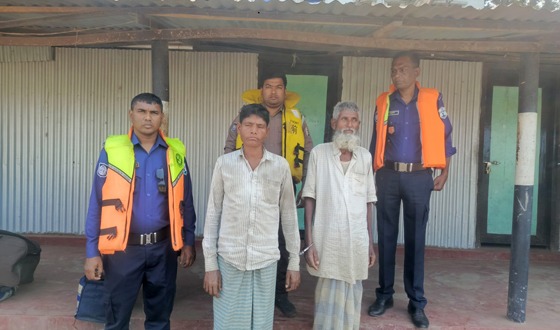 চাঁদপুরে নিষেধাজ্ঞার প্রথম দিন নৌকা সহ দুই জেলে আটক