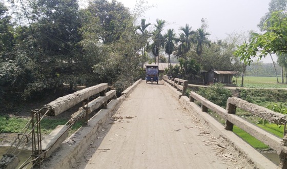 দূর্গারাম ক্যানেলের উপর ঝুঁকিপূর্ণ ব্রীজ, জনদুর্ভোগ চরমে