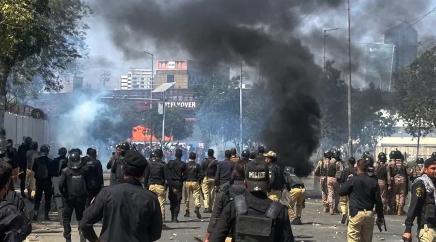 খামেনি হত্যার প্রতিবাদে পাকিস্তানে সহিংস বিক্ষোভ, সেনা মোতায়েন ও তিন দিনের কারফিউ