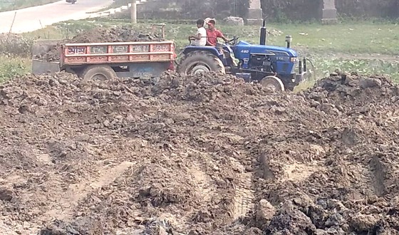 কিশোরগঞ্জের হাওর অঞ্চলে কৃষি জমি কেটে নিচ্ছে ভেকু খেকুরা
