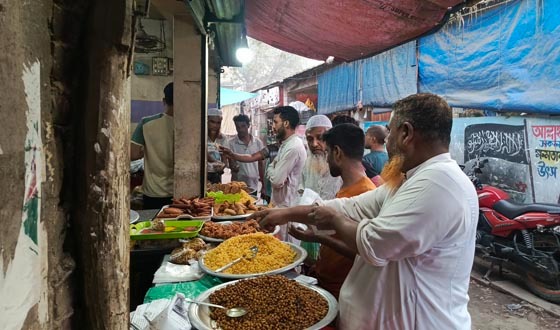 ফুলবাড়ীয়ায় ইফতার বাজারে ক্রেতাদের ভিড়