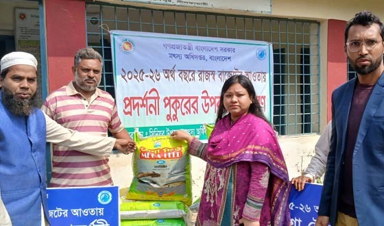 সৈয়দপুরে মৎস্য খামারীদের মাঝে উপকরণ বিতরণ