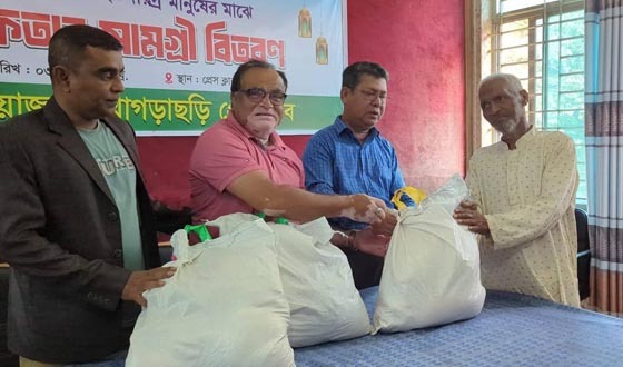 খাগড়াছড়ি প্রেসক্লাবের ইফতার সামগ্রী বিতরণ
