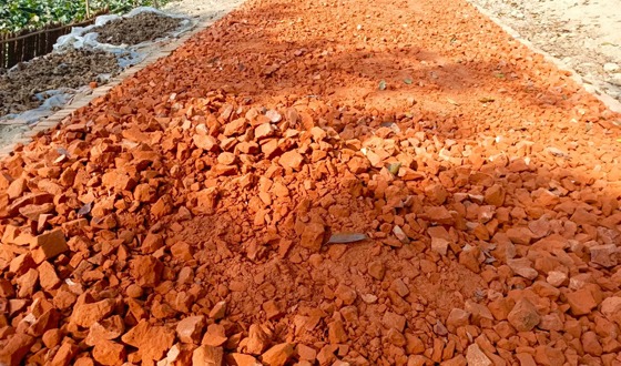 ত্রিশালে গভীর রাতে রাস্তায় নিম্নমানের খোয়া ব্যবহার