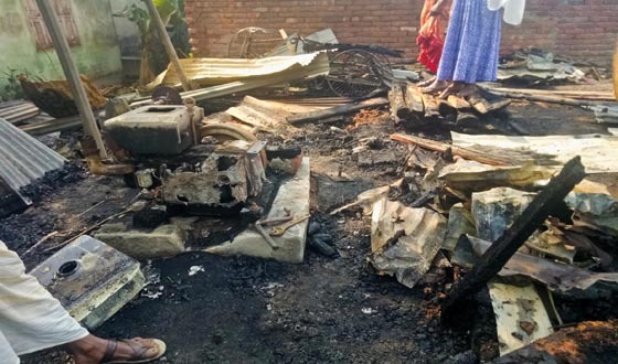 মান্দায় দুর্বৃত্তের আগুনে স’মিল পুড়ে ছাই