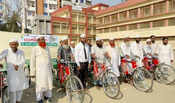 কর্মহীন লোকদের চাঁদপুরে জামায়াতের ভ্যানগাড়ি প্রদান