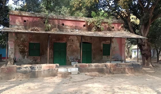 দিনাজপুরের সদর ডাকবাংলোটি অবহেলা অযত্নে জরাজীর্ণ