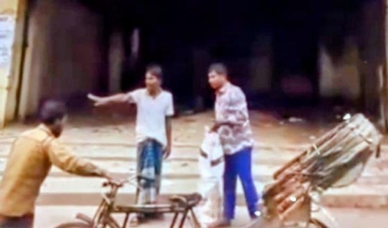 আ'লীগের কার্যালয়ের সামনে শেখ হাসিনার পক্ষে ইফতার বিতরণ