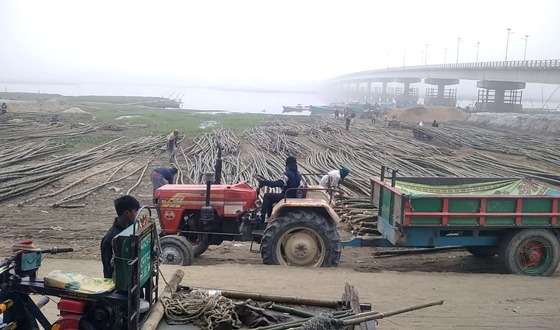 বাজিতপুর ও কুলিয়ারচরে স্টীল বডি নৌকা দিয়ে বালু ফেলার হিড়িক