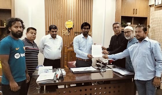 কুমিল্লায় ওস্তাদ আয়েত আলী খাঁর কবর সংরক্ষণের দাবিতে স্মারকলিপি