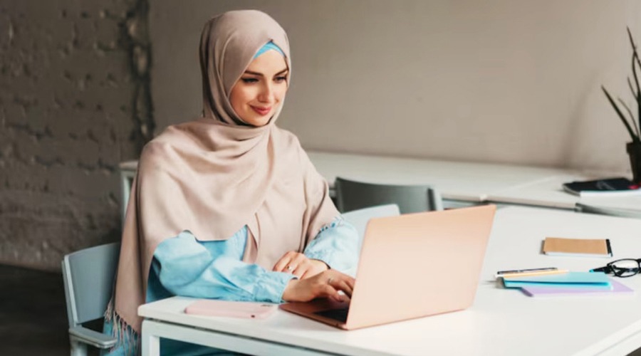 যুদ্ধাবস্থায় ঘরে বসেই অফিস করবেন ইরানের নারীরা