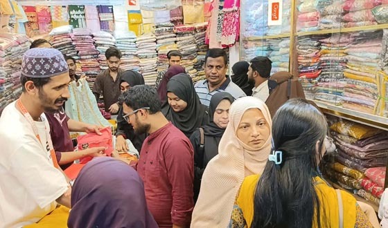 কুমিল্লায় জমে উঠেছে  ঈদবাজার শপিং মলে উপচেপড়া ভিড়