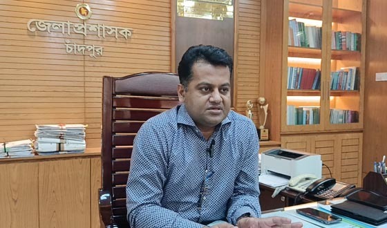 ভোটকেন্দ্রে রূপসার নারী পরিবর্তনের গল্প বললেন চাঁদপুরের ডিসি