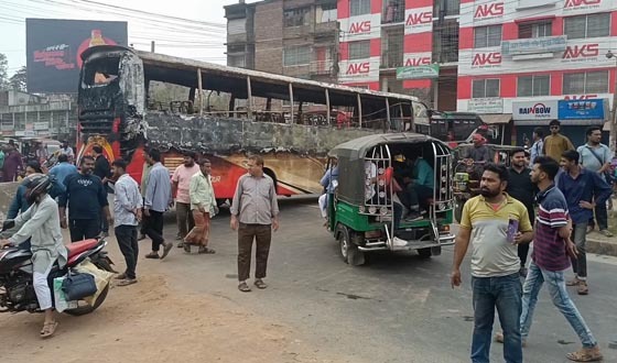 ঝিনাইদহে যুবক নিহতের ঘটনায় বাসে আগুন, অবরোধ