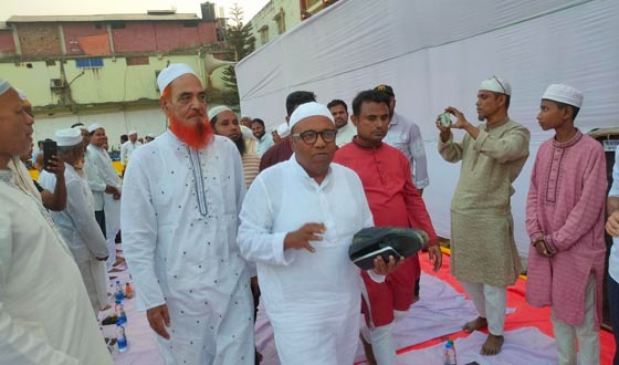রোজাদারকে ইফতার করালো ঈদগাঁওয়ের বিএনপি পরিবার