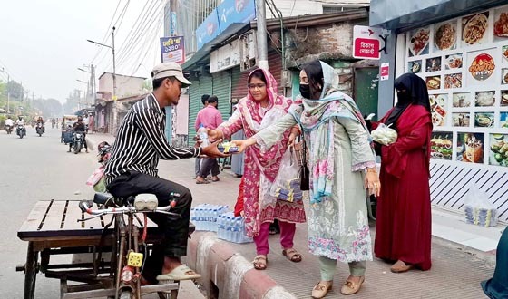 সৈয়দপুরে চলতি পথের রোজাদারদের পাশে নারী উদ্যোক্তারা