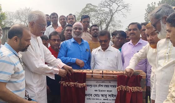 চারঘাটে স্টেশনগামী সড়ক সংস্কারের উদ্বোধন করলেন এমপি চাঁদ