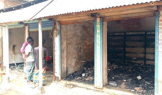 পলাশবাড়ীতে অগ্নিকান্ডে ৬ দোকান পুড়ে ছাই