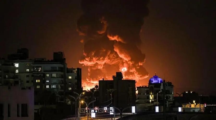 তেহরানে তেলের ডিপোতে হামলা, রাস্তায় ‘আগুনের নদী’; পাল্টা হুমকি ইরানের