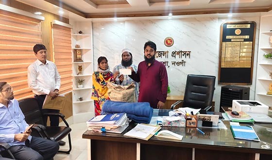 পোরশায় আগ্নিকান্ডে ক্ষতিগ্রস্ত দুই আদিবাসী বারকে প্রশাসনের সহায়তা প্রদান