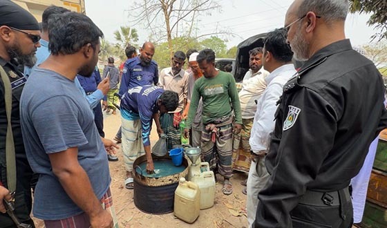 সাঁথিয়ায় ভোক্তা অধিকারের অভিযানে বাড়িতে মিলল মিনি পেট্রোল পাম্প