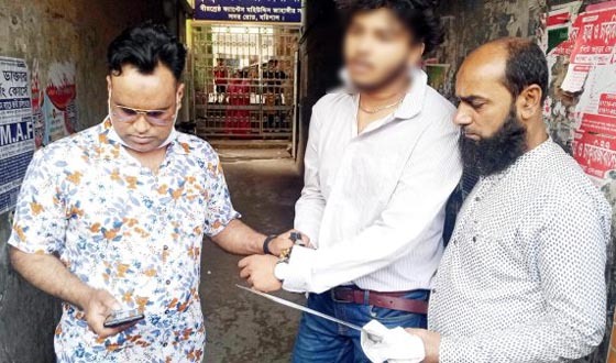 প্রেমিকার চোখের লেন্স পরিবর্তন করে না দেওয়ায় কর্মচারীর ওপর হামলা