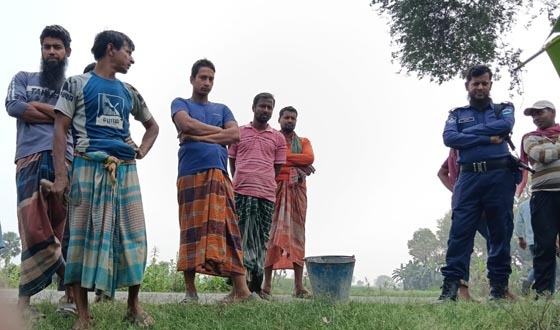 গাংনীতে দুটি বোমা সাদৃশ্য বস্তু উদ্ধার, এলাকায় আতংক