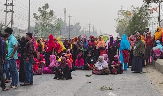 ভালুকায় বকেয়া বেতন ভাতার দাবীতে মহাসড়ক অবরোধ