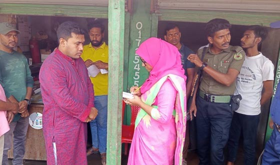 বাঘায় তেল বিক্রিতে অনিয়মের অভিযোগে ২ ব্যবসায়ীর জরিমানা