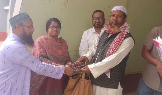 সাপাহারে এতিম ও অসহায়দের মাঝে খেজুর বিতরণ