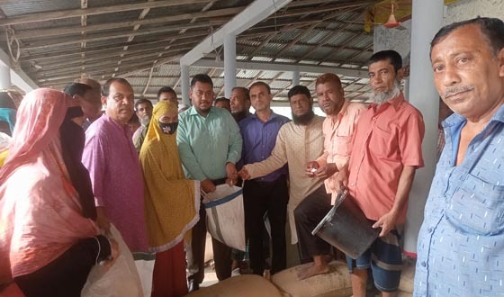 কাউখালীতে ঈদুল ফিতরের ভিজিএফ চাল বিতরণ