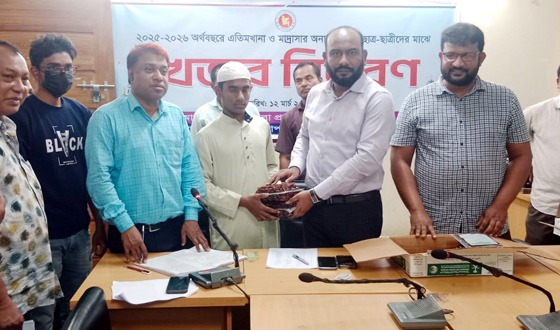 বিরলে এতিমখানা ও মাদ্রাসায় বিনামূল্যে খেজুর বিতরণ