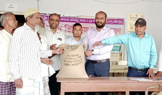 বিরলে বিনামূল্যে ভিজিএফ এর চাল বিতরণ