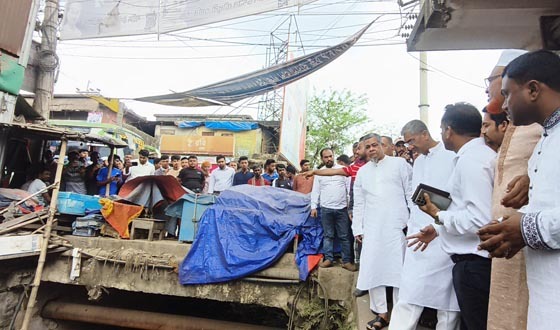 খাল পরিদর্শনে পানিসম্পদ মন্ত্রী শহীদ উদ্দিন চৌধুরী এ্যানি