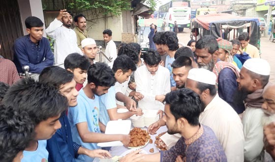 ৫ টাকায় মানুষকে ইফতার দিচ্ছে স্বেচ্ছাসেবী সংগঠন উদ্দীপ্ত তরুণ