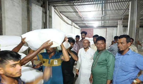 সার সংকটের মধ্যেও ২'শ কৃষকের মাঝে সার বিতরণ