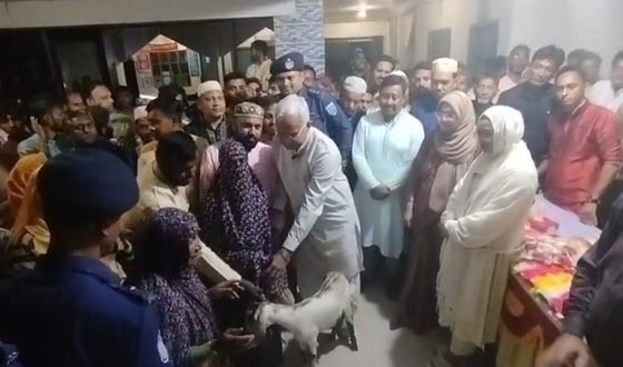 ভিক্ষুক পুনর্বাসনে গবাদিপশু বিতরণ করলেন সমাজকল্যাণ মন্ত্রী