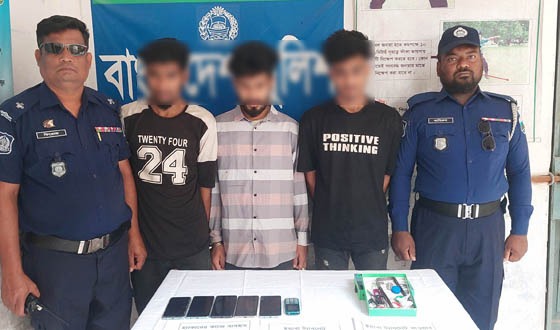 বাঘায় সুন্দরী মেয়েদের ছবি দিয়ে ফেসবুকে প্রতারণা, গ্রেফতার ৩