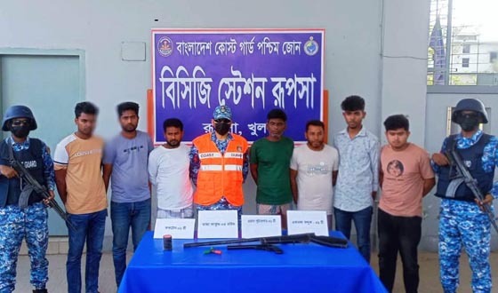 দিঘলিয়ায় অস্ত্র গোলাবারুদ ও ককটেলসহ আটক ৭